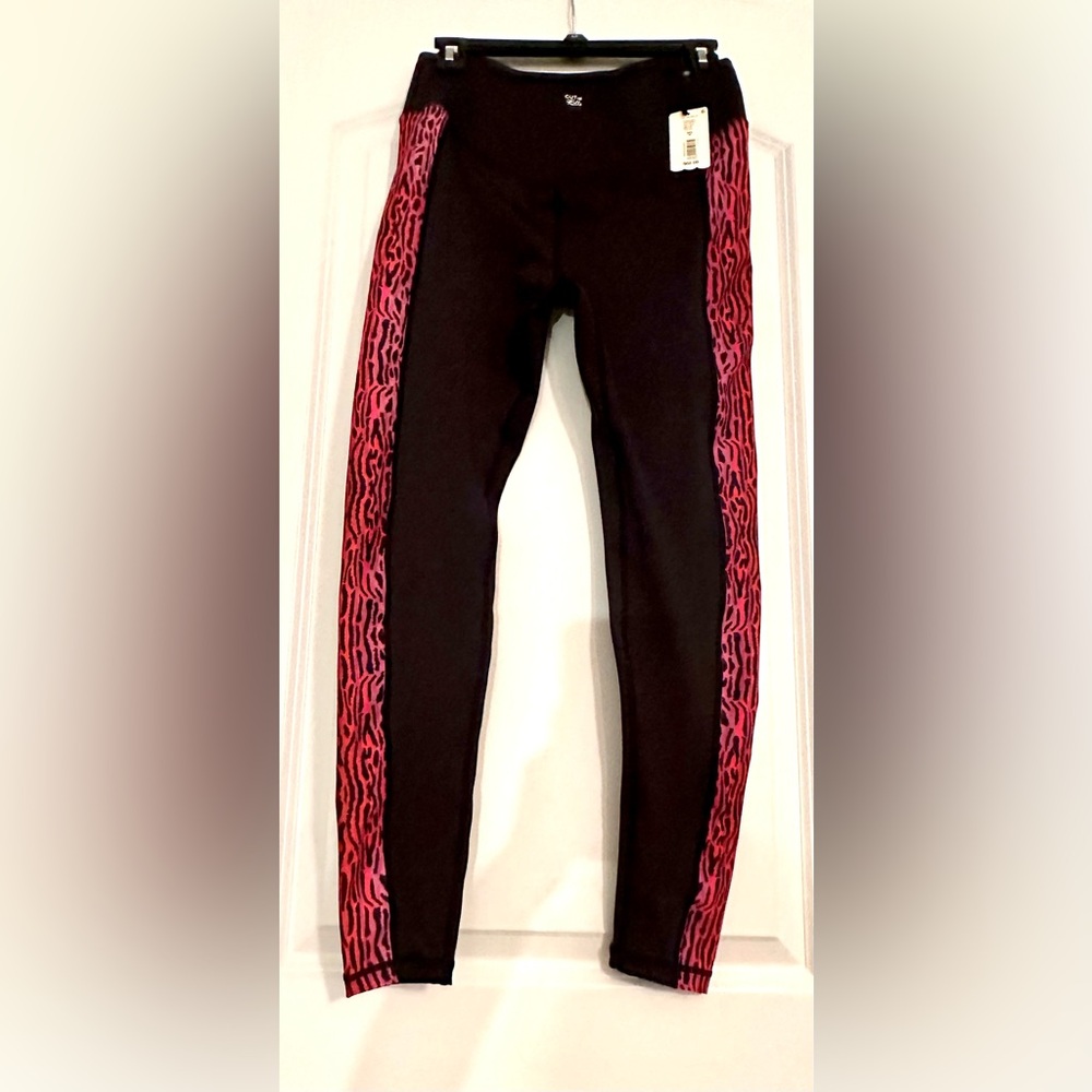 Cut The Frills Magenta/Black Animal Print Athletic Leggings size M (NWT 68.00)